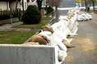 (C) fotodienst/Walter Vymyslicky - Dürnkrut 05.04.2006 - FOTO.: Mit diesen Barrieren will man ein weiteres Eindringen des Wassers in den Ort verhindern.