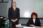(C)fotodienst/Fabio Confessore - Zürich - 09.02.2006 - Nobel Biocare AG: Bilanz-Medienkonferenz 2005- Fr. Heliane Canepa (President & CEO)- Hr. Thomas Bögli - Presentationsstand