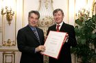 (C) fotodienst/Anna Rauchenberger - Wien 30.01.2006 - Bei einer pressetext-Leserumfrage erkoren die pressetext-Kunden Bundespräsident Dr. Heinz Fischer zum Meinungsbildner Nr. 1. FOTO: Dr. Franz Temmel (GF Pressetext) überreicht die Urkunde Bundespräsident Heinz Fischer. 