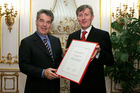 (C) fotodienst/Anna Rauchenberger - Wien 30.01.2006 - Bei einer pressetext-Leserumfrage erkoren die pressetext-Kunden Bundespräsident Dr. Heinz Fischer zum Meinungsbildner Nr. 1. FOTO: Dr. Franz Temmel (GF Pressetext) überreicht die Urkunde Bundespräsident Heinz Fischer. 