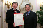 (C) fotodienst/Anna Rauchenberger - Wien 30.01.2006 - Bei einer pressetext-Leserumfrage erkoren die pressetext-Kunden Bundespräsident Dr. Heinz Fischer zum Meinungsbildner Nr. 1. FOTO: Dr. Franz Temmel (GF Pressetext) überreicht die Urkunde Bundespräsident Heinz Fischer. 