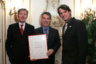 (C) fotodienst/Anna Rauchenberger - Wien 30.01.2006 - Bei einer pressetext-Leserumfrage erkoren die pressetext-Kunden Bundespräsident Dr. Heinz Fischer zum Meinungsbildner Nr. 1. FOTO: Dr. Franz Temmel und Dr. Wilfried Seywald (GF Pressetext) überreichen die Urkunde Bundespräsident Heinz Fischer. 