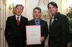 (C) fotodienst/Anna Rauchenberger - Wien 30.01.2006 - Bei einer pressetext-Leserumfrage erkoren die pressetext-Kunden Bundespräsident Dr. Heinz Fischer zum Meinungsbildner Nr. 1. FOTO: Dr. Franz Temmel und Dr. Wilfried Seywald (GF Pressetext) überreichen die Urkunde Bundespräsident Heinz Fischer. 