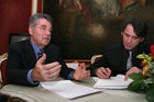 (C) fotodienst/Anna Rauchenberger - Wien 30.01.2006 - Bei einer pressetext-Leserumfrage erkoren die pressetext-Kunden Bundespräsident Dr. Heinz Fischer zum Meinungsbildner Nr. 1. FOTO v.l.: Bundespräsident Heinz Fischer  im Interview mit Dr. Wilfried Seywald (GF Pressetext).