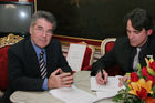 (C) fotodienst/Anna Rauchenberger - Wien 30.01.2006 - Bei einer pressetext-Leserumfrage erkoren die pressetext-Kunden Bundespräsident Dr. Heinz Fischer zum Meinungsbildner Nr. 1. FOTO v.l.: Bundespräsident Heinz Fischer  im Interview mit Dr. Wilfried Seywald (GF Pressetext).