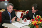 (C) fotodienst/Anna Rauchenberger - Wien 30.01.2006 - Bei einer pressetext-Leserumfrage erkoren die pressetext-Kunden Bundespräsident Dr. Heinz Fischer zum Meinungsbildner Nr. 1. FOTO v.l.: Bundespräsident Heinz Fischer  im Interview mit Dr. Wilfried Seywald (GF Pressetext).