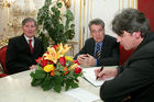 (C) fotodienst/Anna Rauchenberger - Wien 30.01.2006 - Bei einer pressetext-Leserumfrage erkoren die pressetext-Kunden Bundespräsident Dr. Heinz Fischer zum Meinungsbildner Nr. 1. FOTO v.l.: Dr. Franz Temmel (GF Pressetext), Bundespräsident Heinz Fischer und Dr. Wilfried Seywald (GF Pressetext).