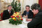 (C) fotodienst/Anna Rauchenberger - Wien 30.01.2006 - Bei einer pressetext-Leserumfrage erkoren die pressetext-Kunden Bundespräsident Dr. Heinz Fischer zum Meinungsbildner Nr. 1. FOTO v.l.: Dr. Franz Temmel (GF Pressetext), Bundespräsident Heinz Fischer und Dr. Wilfried Seywald (GF Pressetext).