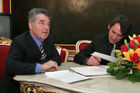 (C) fotodienst/Anna Rauchenberger - Wien 30.01.2006 - Bei einer pressetext-Leserumfrage erkoren die pressetext-Kunden Bundespräsident Dr. Heinz Fischer zum Meinungsbildner Nr. 1. FOTO v.l.: Bundespräsident Heinz Fischer  im Interview mit Dr. Wilfried Seywald (GF Pressetext).