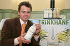 Der Verband der Ernährungswissenschafter Österreichs (VEÖ) bot heute eine Weiterbildungsveranstaltung rund um Ernährungskommunikation. Bild: DI Christian Frenkenberger, Geschmacks-Designer und Entwickler des Trinkhanfs, dem neuen Wellnessgetränk. Foto: Anna Rauchenberger, am 27.01.06