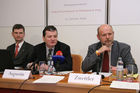  Die Österreichische Nationalbank präsentiert die Fälschungsstatistik 2005. Bild v.l.: Mag. Georg Krakow (Staatsanwaltschaft Wien), Dr. Stefan Augustin (Hauptabteilungsleiter der Österreichischen Nationalbank), Mag. Erich Zwettler (BM für Inneres, Bundeskriminalamt). Foto: Anna Rauchenberger, am 13.01.2006