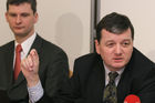  Die Österreichische Nationalbank präsentiert die Fälschungsstatistik 2005. Bild v.l.: Mag. Georg Krakow (Staatsanwaltschaft Wien), Dr. Stefan Augustin (Hauptabteilungsleiter der Österreichischen Nationalbank). Foto: Anna Rauchenberger, am 13.01.2006