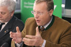 Studie über das Verhalten der ÖsterreicherInnen beim Lebensmitteleinkauf - heimische Lebensmittel bevorzugt. Bild: Dr. Werner Beutelmeyer (Leiter des Marktforschungsinstituts market). Foto: Anna Rauchenberger