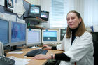 Monitore zur Beobachtung und Analyse von Epilepsiepatienten. Bild: Univ. Prof. Dr. Martha Feucht (Leiterin der EMU). Foto: Anna Rauchenberger