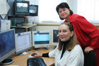 Monitore zur Beobachtung und Analyse von Epilepsiepatienten. Bild: Univ. Prof. Dr. Martha Feucht (Leiterin der EMU, sitzend) und Mag. Renate Brauner (Stadträtin für Gesundheit und Soziales). Foto: Anna Rauchenberger