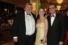 Heinz Suhr, Geschäftsführer des Presseballs freut sich mit Hans R. Schaden, General Manager des Maritim Hotels Bonn und seiner Ehefrau über den gelungenen Abend.
