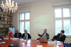 EU-Budget: Kohäsionspolitik. Bild v.l.: Roman Römisch (Wirtschaftsforscher am Wiener Institut für Internationale Wirtschaftsvergleiche), Bengt O. Karlsson (unabhängiger Forscher in Wien), Michael A. Landesmann (Scientific Director of the Vienna Institute for International Econimic Studies, wiiw), Daniel Tarschys (Professor für Politikwissenschaft an der Universität Stockholm), Jonas Eriksson (Wirtschaftsforscher am Swedish Institute for European Policy Studies). Foto: Anna Rauchenberger