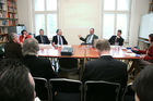 EU-Budget: Kohäsionspolitik. Bild v.l.: Roman Römisch (Wirtschaftsforscher am Wiener Institut für Internationale Wirtschaftsvergleiche), Bengt O. Karlsson (unabhängiger Forscher in Wien), Michael A. Landesmann (Scientific Director of the Vienna Institute for International Econimic Studies, wiiw), Daniel Tarschys (Professor für Politikwissenschaft an der Universität Stockholm), Jonas Eriksson (Wirtschaftsforscher am Swedish Institute for European Policy Studies). Foto: Anna Rauchenberger