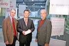 T-Mobile MDA Compact für Gewinner aus Wien, NÖ und Tirol. Bild, v.l.: Dr. Ulrich Schönbaumsfeld (Gewinner, Wien), Andreas Szamosvari (Leiter Business Marketing bei T-Mobile Austria), Gerhard Naller (Gewinner, NÖ). Foto: Anna Rauchenberger