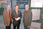 T-Mobile MDA Compact für Gewinner aus Wien, NÖ und Tirol. Bild, v.l.: Dr. Ulrich Schönbaumsfeld (Gewinner, Wien), Andreas Szamosvari (Leiter Business Marketing bei T-Mobile Austria), Gerhard Naller (Gewinner, NÖ). Foto: Anna Rauchenberger