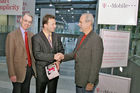 T-Mobile MDA Compact für Gewinner aus Wien, NÖ und Tirol. Bild, v.l.: Dr. Ulrich Schönbaumsfeld (Gewinner, Wien), Andreas Szamosvari (Leiter Business Marketing bei T-Mobile Austria), Gerhard Naller (Gewinner, NÖ). Foto: Anna Rauchenberger