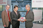 T-Mobile MDA Compact für Gewinner aus Wien, NÖ und Tirol. Bild, v.l.: Dr. Ulrich Schönbaumsfeld (Gewinner, Wien), Andreas Szamosvari (Leiter Business Marketing bei T-Mobile Austria), Gerhard Naller (Gewinner, NÖ). Foto: Anna Rauchenberger