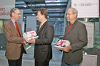 T-Mobile MDA Compact für Gewinner aus Wien, NÖ und Tirol. Bild, v.l.: Dr. Ulrich Schönbaumsfeld (Gewinner, Wien), Andreas Szamosvari (Leiter Business Marketing bei T-Mobile Austria), Gerhard Naller (Gewinner, NÖ). Foto: Anna Rauchenberger