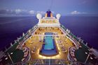 Der nachts beleuchtete Swimming-pool der MS Europa. The pool illuminated at night on board of the MS Eruopa