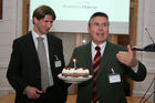 Active Solution und Business Objects luden zur Österreichpremiere von Business Objects XI Release 2 - Business Intelligence. Bild: Josef Broukal (Moderation) bekommt eine Geburtstagstorte überreicht, Josef Janisch (Vorstand ACTIVE SOLUTION, links). Foto: Anna Rauchenberger