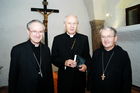 Buchpräsentation Egon Kapellari im Romanischen Keller von St.Peter
Erbischof Alois Kothgasser, Bischof Kapellari, Erzabt Wagenhofer
Foto: www.siebinger.com