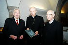 Buchpräsentation Egon Kapellari im Romanischen Keller von St.Peter
Dr. Widrich, Bischof Kapellari, Weihbischof Mayr
Foto: www.siebinger.com