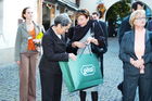 Treffen der Staatsoberhäupter
Damen-Nachmittag
Eva Köhler kaufte bei Gössl - links MArgit Fischer, rechts Verena Schmid
Foto: www.siebinger.com