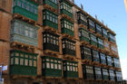 Die für Maltas Architektur und historische Häuserzeilen typischen Balkone sind an diesem Gebäude in Valletta . 
Typical balconies of Maltas architecture in the historic period. 
Visit: v and www.rolfmeierreisen.ch 