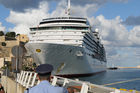 Das Kreuzschiff P&O Arkadia ankert  im Hafen von Valletta auf der Mittelmeer-Insel Malta und wird gut bewacht. The cruise ship P&O Arkadia ankering in the port of Valetta on the Island Malta. 