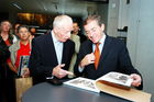 Buchpräsentation und Vernissage im Haus der Stadtgeschichte -  JOHANN BARTH - JOBA: Mensch.Bilder - Salzburg 1950-1975
Barth mit Bgm Heinz Schaden
Foto: Manfred Siebinger