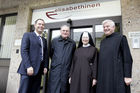 Mitarbeiterinformationsveranstaltung, Elisabethinen Krankenhaus Klagenfurt
vl: Mag. Michael Steiner (kaufm. Leiter barmherzige Brüder St. Veit) , Pater Prior Pius Volk (geistlicher Leiter barmherzige Brüder St. Veit) , Sr. Oberin Consolata Hassler (Oberin Elisabethinen) , Pater Provinziale Paulus Kohla (barmherzige Brüder Österreich)