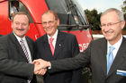 Bahnhof Mosonmagyaróvár vor ÖBB-Lok, v.l. Hubert Gorbach(Vizekanzler u. Bundesminister für Verkehr Österreich), Alfred Zimmermann (Vorstandsdir. D. ÖBB-Infrastruktur Betrieb AG), Friedrich Smaxwil (Transportation Systems Siemens)