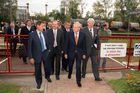 Betretten den Bahnhof in Mosonmagyaróvár - v.l. Serge Tchuruk (Chairman and CEO Alcatel), Hubert Gorbach(Vizekanzler u. Bundesminister für Verkehr Österreich), Alfred Veider (Transport Solutions General Manager Alcatel), Friedrich Smaxwil (Transportation Systems Siemens), Jacques Barrot (EU-Verkehrskommissar), Dr. Wolfgang Röss (Bereichsleiter Rail Automation&Power v. Transportation Systems Siemens AG Österreich)