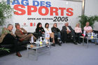 auf der Couch, v.l.: Dr. Franz Löschnak (Präsident d. Österreichischen Bundes-Sportorganisation), Mag. Karl Schweitzer (Sportsstaatssekretär), Mirna Jukic (Schwimmen), Lin Jia (Tischtennis), Victoria Max-Theurer (Dressurreiten), Dr. Erich Haas (Leiter d. Philatelie d. Österreichischen Post), Caroline Weber (Rhythmische Gymnastik), Thomas Geierspichler (Rollstuhlsport)