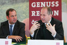 Pressekonferenz Genussregion Österreich, Grazer Burg, Weißer Saal. Von li. n. re., Josef Pröll (BM für Land- und Forstwirtschaft, Umwelt Wasserwirtschaft), Johann Seitinger (Agrarlandesrat Steiermark)