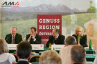 Pressekonferenz Genussregion Österreich, Grazer Burg, Weißer Saal. Sitzend, von li. nach re., Ök.Rat. Gerhard Wlodkowski (Aufsichtsrats-Vorsitzender AMA Marketing GmbH), Josef Pröll (BM für Land- und Forstwirtschaft, Umwelt Wasserwirtschaft), Johann Seitinger (Agrarlandesrat Steiermark), Mag. Corinna Tinkler (Pressesprecherin -  Leiterin Unternehmenskommunikation der Billa AG)