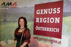 Pressekonferenz Genussregion Österreich, Grazer Burg, Weißer Saal. 
Charmanter Gast aus den Regionen vor Plakatwand.
