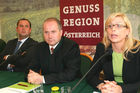 Pressekonferenz Genussregion Österreich, Grazer Burg, Weißer Saal. 
Von li. n. re., Josef Pröll (BM für Land- und Forstwirtschaft, Umwelt Wasserwirtschaft), Johann Seitinger (Agrarlandesrat Steiermark), Mag. Corinna Tinkler (Pressesprecherin - Leiterin Unternehmenskommunikation der Billa AG)