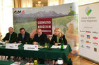 Pressekonferenz Genussregion Österreich, Grazer Burg, Weißer Saal. Sitzend, von li. nach re., Ök.Rat. Gerhard Wlodkowski (Aufsichtsrats-Vorsitzender AMA Marketing GmbH), Josef Pröll (BM für Land- und Forstwirtschaft, Umwelt Wasserwirtschaft), Johann Seitinger (Agrarlandesrat Steiermark), Mag. Corinna Tinkler (Pressesprecherin -  Leiterin Unternehmenskommunikation der Billa AG)