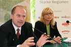 Pressekonferenz Genussregion Österreich, Grazer Burg, Weißer Saal. Von li. n. re., Johann Seitinger (Agrarlandesrat Steiermark), Mag. Corinna Tinkler (Pressesprecherin - Leiterin Unternehmenskommunikation der Billa AG)