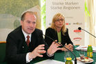 Pressekonferenz Genussregion Österreich, Grazer Burg, Weißer Saal. Von li. n. re., Johann Seitinger (Agrarlandesrat Steiermark), Mag. Corinna Tinkler (Pressesprecherin - Leiterin Unternehmenskommunikation der Billa AG)