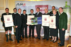 Pressekonferenz Genussregion Österreich, Grazer Burg, Weißer Saal, Gruppenbild mit Josef Pröll (BM für Land- und Forstwirtschaft, Umwelt Wasserwirtschaft), Johann Seitinger (Agrarlandesrat Steiermark), Ök.Rat. Gerhard Wlodkowski (Aufsichtsrats-Vorsitzender AMA Marketing GmbH), nach Urkundenüberreichung an Bürgermeister der Regionen.