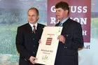 Pressekonferenz Genussregion Österreich, Grazer Burg, Weißer Saal, Urkundenübergabe an Bürgermeister der Apfelregion.