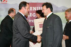 Pressekonferenz Genussregion Österreich, Grazer Burg, Weißer Saal, Urkundenübergabe an Bürgermeister der Apfelregion.