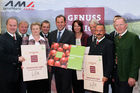 Pressekonferenz Genussregion Österreich, Grazer Burg, Weißer Saal, Urkundenübergabe an Bürgermeister der Apfelregion.